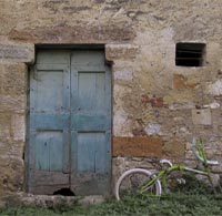 Foto di edificio rurale: porta in legno