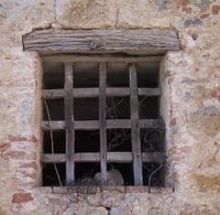 Foto di edificio rurale: finestrella con grata di ferro