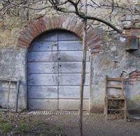 Foto di edificio rurale: accesso con porta in legno